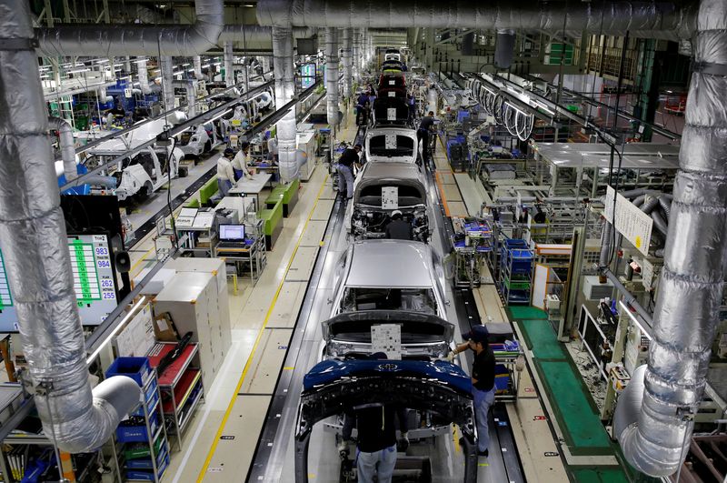 &copy; Reuters. トヨタ自動車は９日、堤工場（愛知県豊田市）第１ラインの夜間シフトについて８日に続き、９日も稼働を停止したと発表した。写真は堤工場の生産ライン。２０１７年撮影。（2022年 ロイ