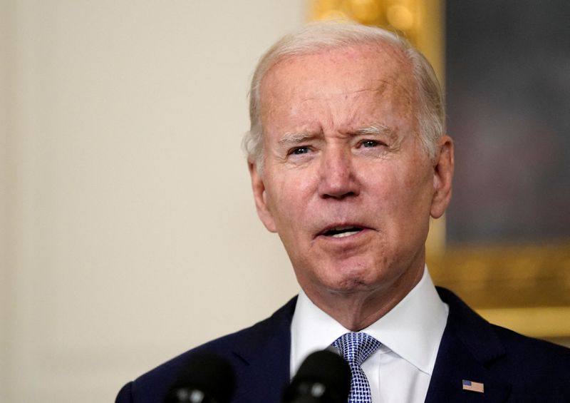 Usa, Biden firmerà decreto per potenziare chip e competere con Cina