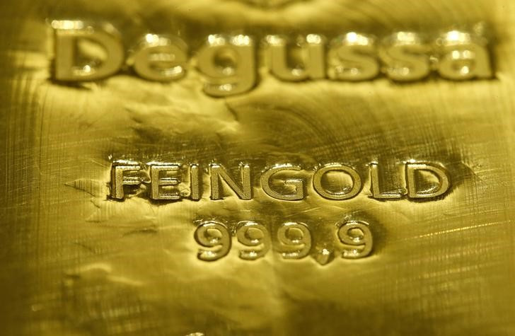 &copy; Reuters. Imagen de archivo de un lingote de oro en una oficina de la firma Degussa en Zúrich, Suiza. 19 abril 2013.  REUTERS/Arnd Wiegmann