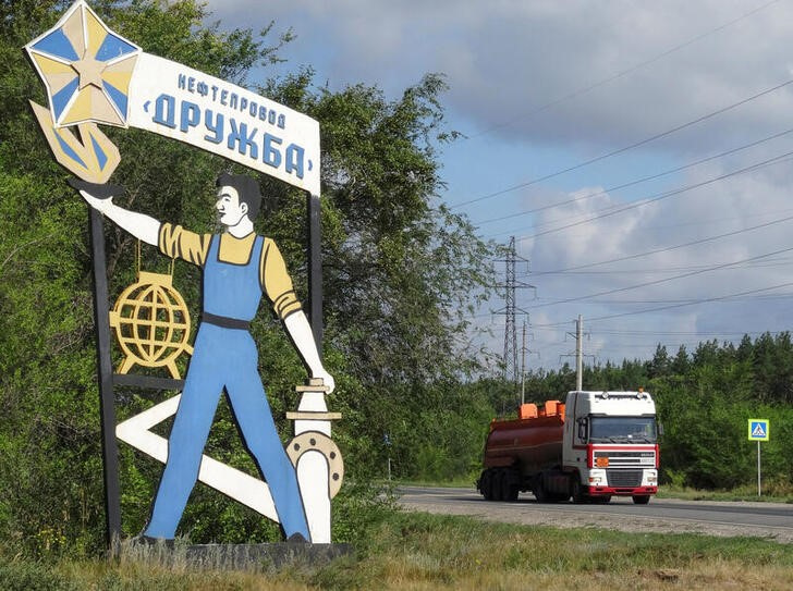 &copy; Reuters. Imagen de archivo de un camión cisterna pasando junto a una señal que anuncia el oleoducto Druzhba cerca de Samara, Rusia. 23 julio 2019. REUTERS/Staff
