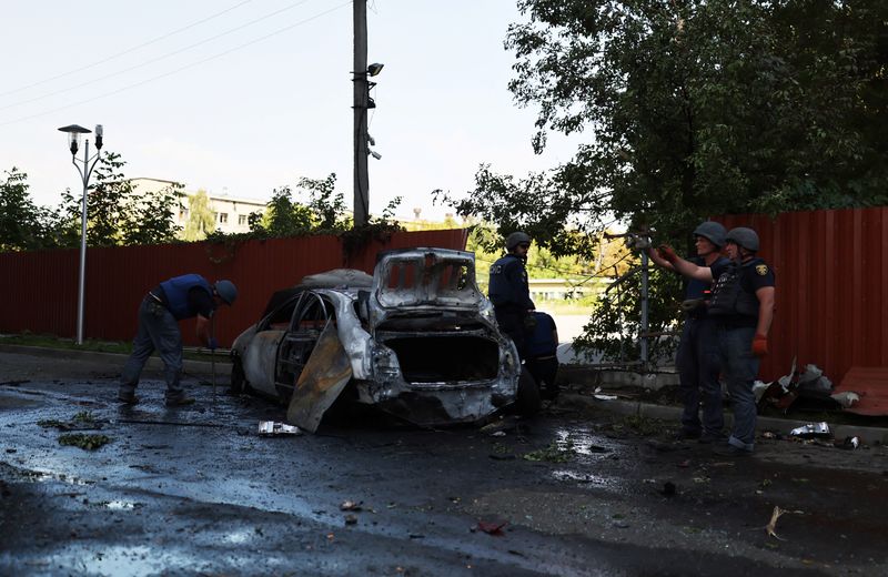 &copy; Reuters. Policiais ao lado de carro destruído por ataque militar russo em Kharkiv
08/08/2022 REUTERS/Nacho Doce