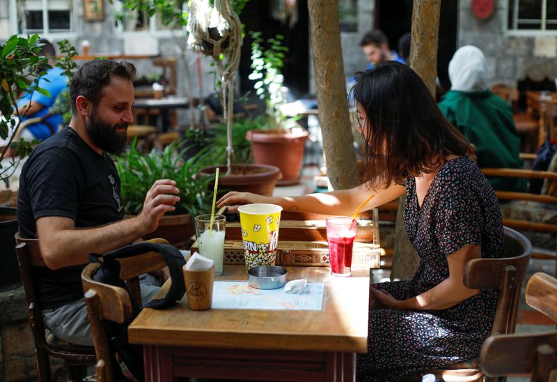 &copy; Reuters. رجل وامرأة يلعبان الطاولة في مقهى سومر هزيم في دمشق يوم 13 يوليو تموز 2022. تصوير: يمام الشاعر - رويترز
