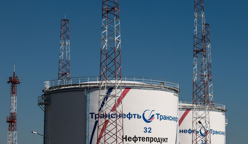 &copy; Reuters. L'Ukraine a suspendu les livraisons de pétrole russe vers le sud de l'Europe depuis le 4 août en raison d'une transaction bancaire bloquée par les sanctions occidentales, a déclaré mardi la société Transneft, qui a le monopole sur les oléoducs en 