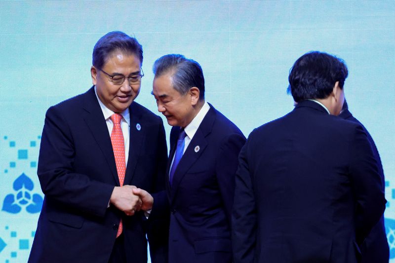 &copy; Reuters. Ministros das Relações Exteriores da Coreia do Sul, Park Jin, e da China, Wang Yi, durante reunião no Cambodia
04/08/2022 REUTERS/Soe Zeya Tun