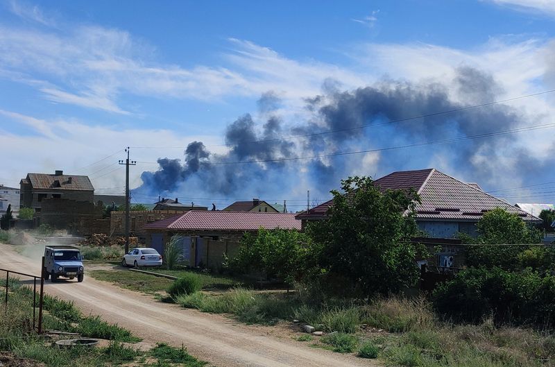 &copy; Reuters. الدخان يتصاعد من قاعدة جوية روسية بالقرم بعد انفجار يوم الثلاثاء. تصوير رويترز. 