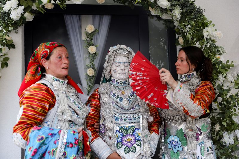 &copy; Reuters. Melissa Guerrero, a U.S. citizen of Mexican origin, wearing traditional wedding makeup and a traditional costume, is prepared for her wedding ceremony in the village Donje Ljubinje, near Prizren, Kosovo August 5, 2022. REUTERS/Fatos Bytyci  