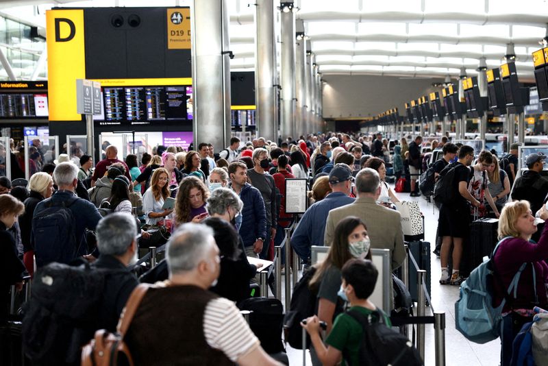 Ferrovial estudia opciones para su participación en el aeropuerto de Heathrow: fuentes