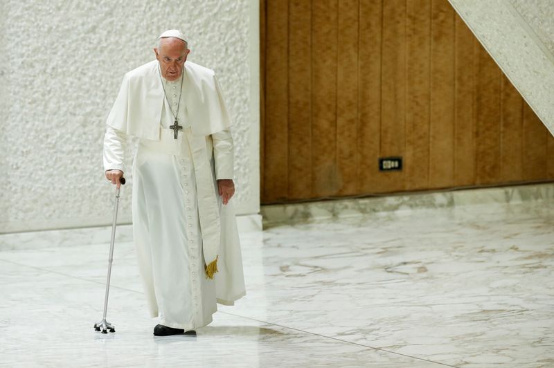 &copy; Reuters. البابا فرنسيس قبل العظة الأسبوعية في الفاتيكان يوم 3 أغسطس آب 2022. رويترز
