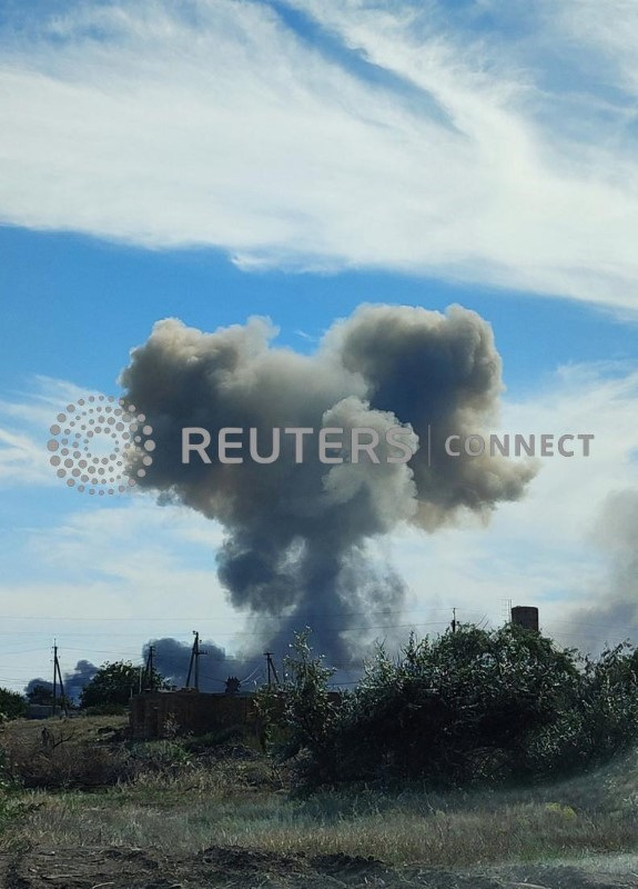&copy; Reuters. Si alza una nube di fumo dopo che sono state avvertite delle esplosioni nei pressi di una base aerea militare russa vicino a Novofedorivka, in Crimea, il 9 agosto 2022. REUTERS/Stringer