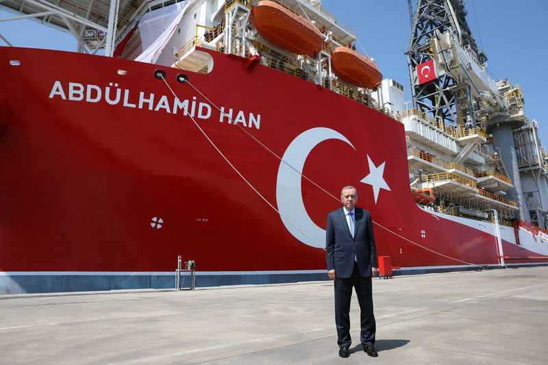 &copy; Reuters. La Turquie a repris mardi ses opérations de forage d'hydrocarbures en Méditerranée orientale après une interruption de deux ans, mais son nouveau navire de forage opérera en dehors d'eaux revendiquées à la fois par Ankara et Chypre, a déclaré le 