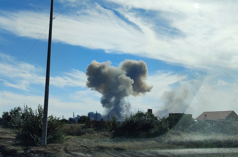 &copy; Reuters. ウクライナ南部クリミア半島ノボフェドロフカでロシア空軍基地の方向から爆発音がし、黒煙が上がったと、地元の目撃者３人がロイターに明らかにした。９日ノボフェドロフカで撮影（２