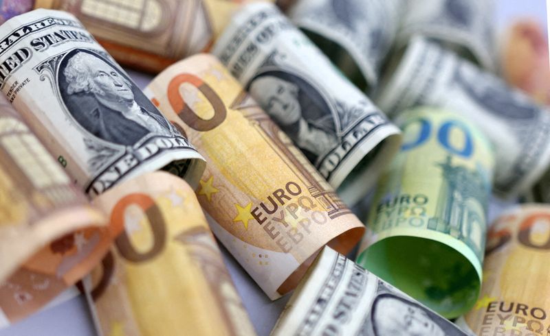 &copy; Reuters. Imagen de archivo ilustrativa de billetes de dólar y euros tomada el 17 de julio de 2022. REUTERS/Dado Ruvic/Ilustración/Archivo