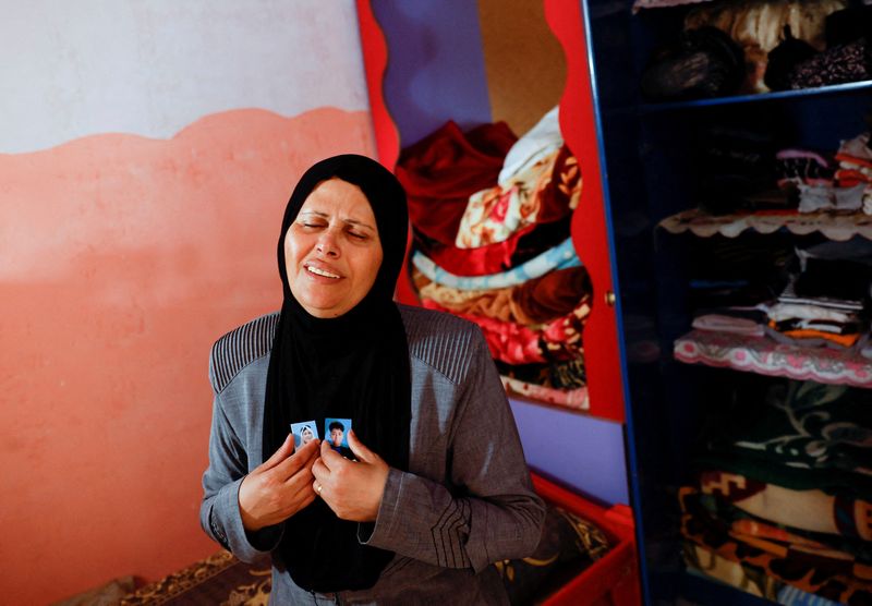 &copy; Reuters. الفلسطينية نجوى أبو حمادة تبكي ابنها الذي قتل في قصف إسرائيلي على قطاع غزة. تصوير: محمد سالم - رويترز