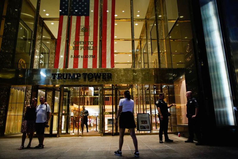 &copy; Reuters. FILE PHOTO: People and police officers stand outside Trump Tower after former U.S. President Donald Trump said that FBI agents raided his Mar-a-Lago Palm Beach home, in New York City, U.S., August 8, 2022. REUTERS/Eduardo Munoz