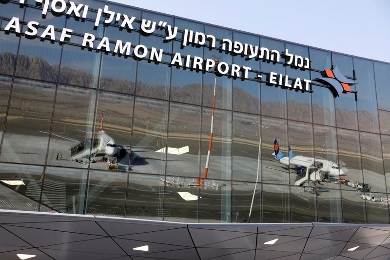 &copy; Reuters. FOTO DE ARCHIVO. Aviones reflejados en la fachada del Aeropuerto Internacional Ramon tras una ceremonia de inauguración del nuevo aeropuerto, a las afueras de la ciudad turística de Eilat, Israel. 21 de enero de 2019. REUTERS/Ronen Zvulun