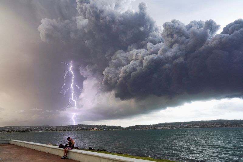 &copy; Reuters. Un rayo atraviesa el humo que se eleva de los tanques de almacenamiento de combustible que explotaron cerca del puerto de superpetroleros de Cuba en Matanzas, Cuba, el 8 de agosto de 2022. REUTERS/Alexandre Meneghini