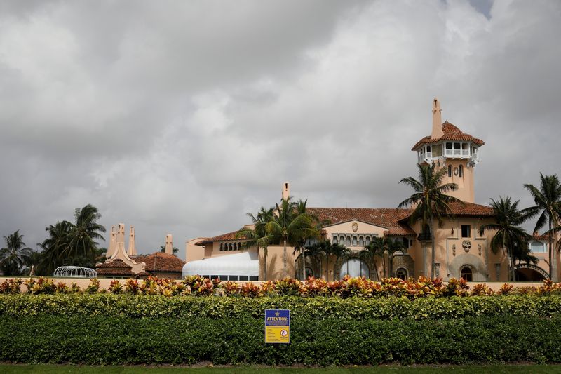 © Reuters. A view of former U.S. President Donald Trump's Mar-a-Lago home after Trump said that FBI agents raided it, in Palm Beach, Florida, U.S. August 9, 2022.  REUTERS/Marco Bello
