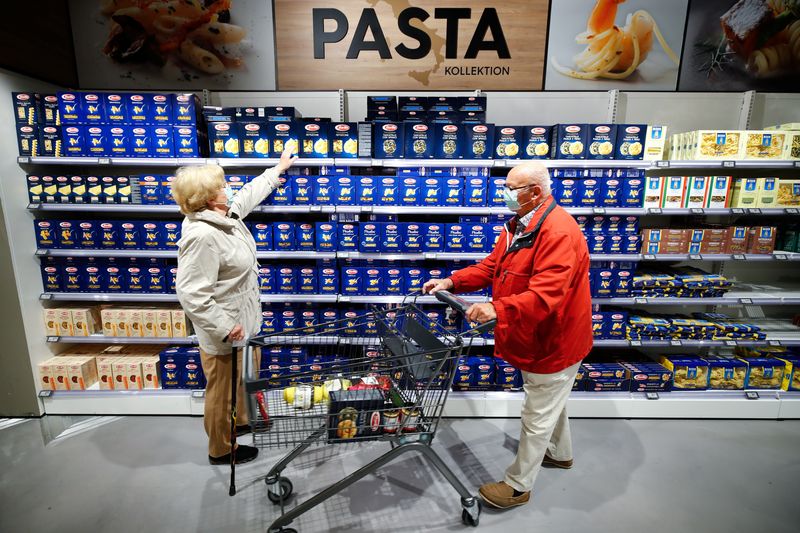 &copy; Reuters. FILE PHOTO: Customers at the Edeka grocery store buy pasta in Duesseldorf, Germany, April 29, 2020. REUTERS/Wolfgang Rattay/File Photo  