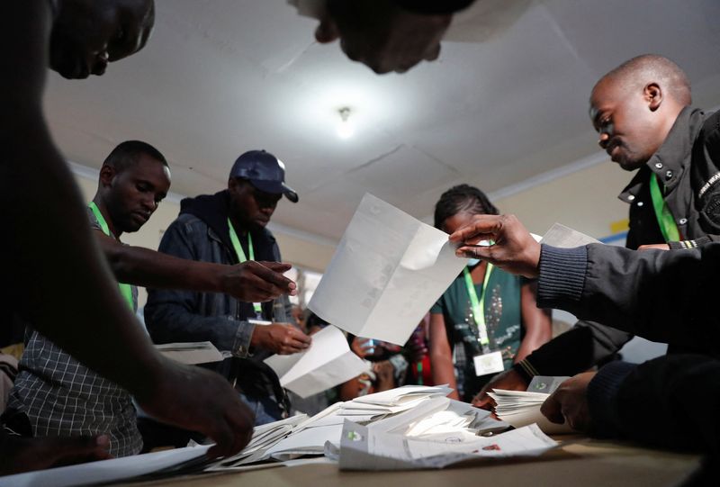 &copy; Reuters. صورة لعملية فرز الأصوات في انتخابات كينيا في نيروبي يوم الثلاثاء. تصوير: توماس موكويا - رويترز. 