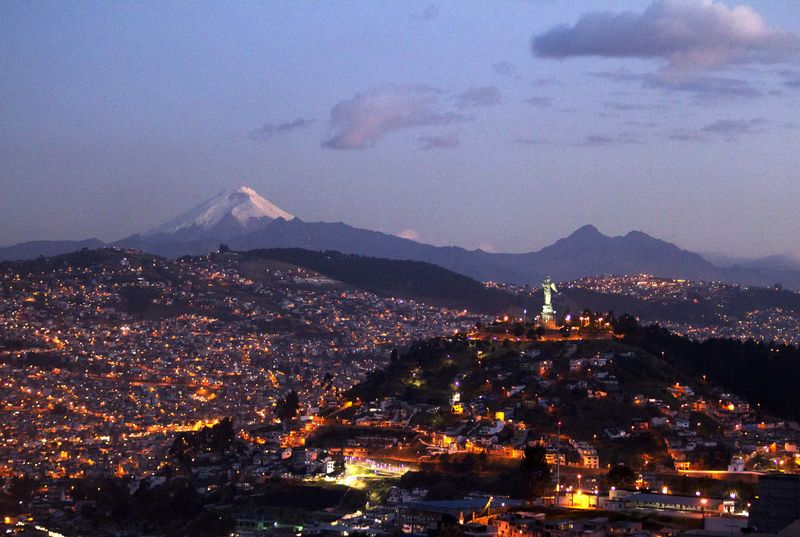 &copy; Reuters. FOTO DE ARCHIVO REFERENCIAL: El volcán Cotopaxi cerca de Quito, Ecuador, 10 de agosto de 2015. REUTERS/Guillermo Granja