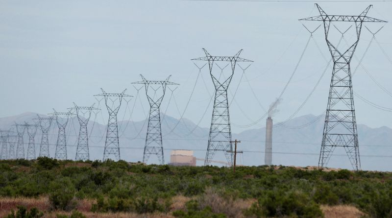&copy; Reuters. FILE PHOTO: Power lines run from the coal fired Intermountain Power Project, which will close in 2025, outside Delta, Utah, U.S., on June 1, 2017. REUTERS/George Frey