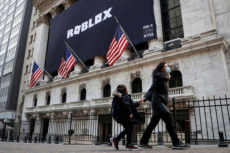 &copy; Reuters. FILE PHOTO: A child looks back at a banner for Roblox, displayed to celebrate the company's IPO, on the front facade of the New York Stock Exchange (NYSE) in New York, U.S., March 10, 2021. REUTERS/Brendan McDermid