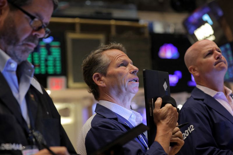 &copy; Reuters. متعاملون خلال التداول في بورصة وول ستريت في نيويورك يوم الاثنين. تصوير: اندرو كيلي - رويترز. 