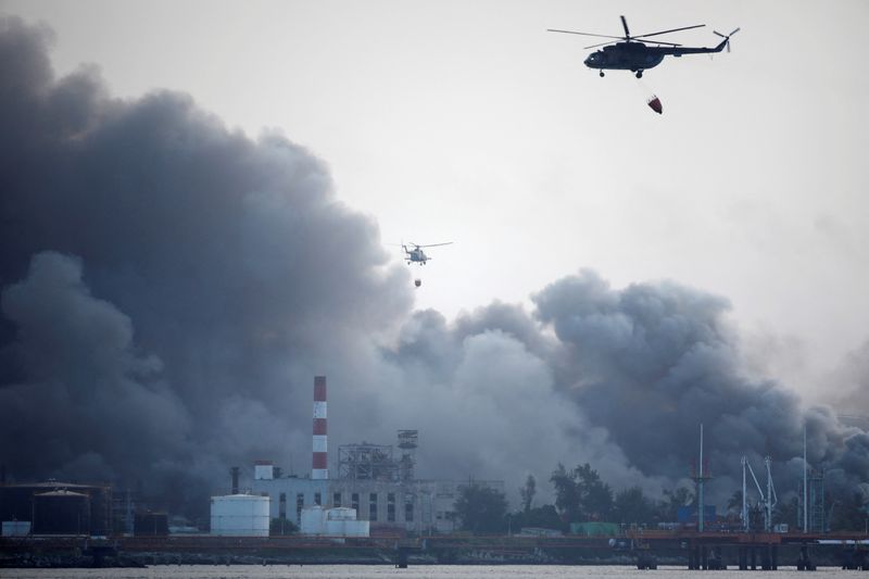 &copy; Reuters. 　キューバの首都ハバナ東方マタンサスの石油貯蔵施設で８月５日夜に発生した大規模火災が９日、ようやく鎮火した。写真は消火活動に当たるヘリコプター（２０２２年　ロイター/Alexandr