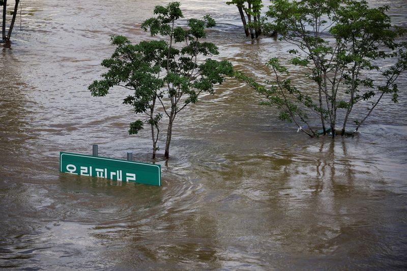 © Reuters. A general view of the Han River Park submerged by torrential rain at Han river in Seoul, South Korea August 10, 2022. REUTERS/Kim Hong-Ji