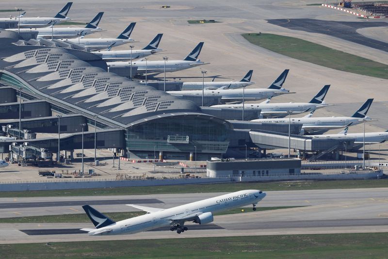 &copy; Reuters. FILE PHOTO: A Cathay Pacific aircraft takes off at the airport, during the coronavirus disease (COVID-19) pandemic, in Hong Kong, China, March 31, 2022. REUTERS/Tyrone Siu/
