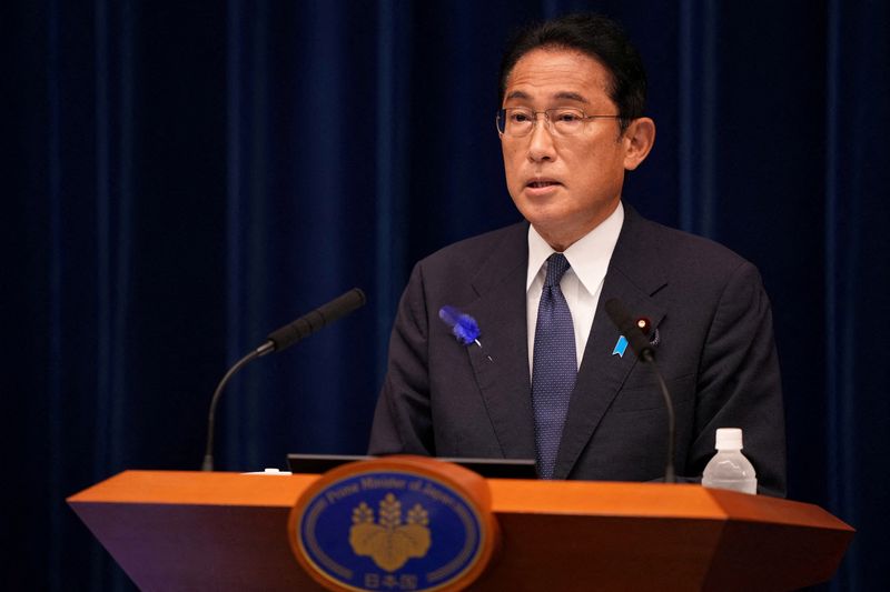 &copy; Reuters. Le Premier ministre japonais, Fumio Kishida (photo), va remanier son gouvernement mercredi, alors que des liens controversés entre l'Eglise de l'unification, ou secte Moon, et certains de ses ministres ont émergé depuis l'assassinat de Shinzo Abe, prov