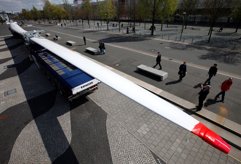 &copy; Reuters. FILE PHOTO: The rotor blade of a wind turbine is displayed at the "Hannover Messe" industrial trade fair in Hanover April 19, 2010. REUTERS/Christian Charisius/File Photo