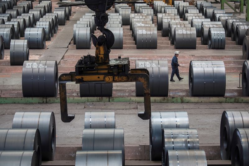 &copy; Reuters. FOTO DE ARCHIVO. Un trabajador camina junto a rollos de acero en la planta de Chongqing Iron and Steel en Changshou, Chongqing, China. 6 de agosto de 2018. REUTERS/Damir Sagolj
