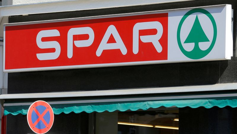 &copy; Reuters. El logotipo de la cadena de supermercados austríaca Spar tras una señal de tráfico en una tienda en Viena