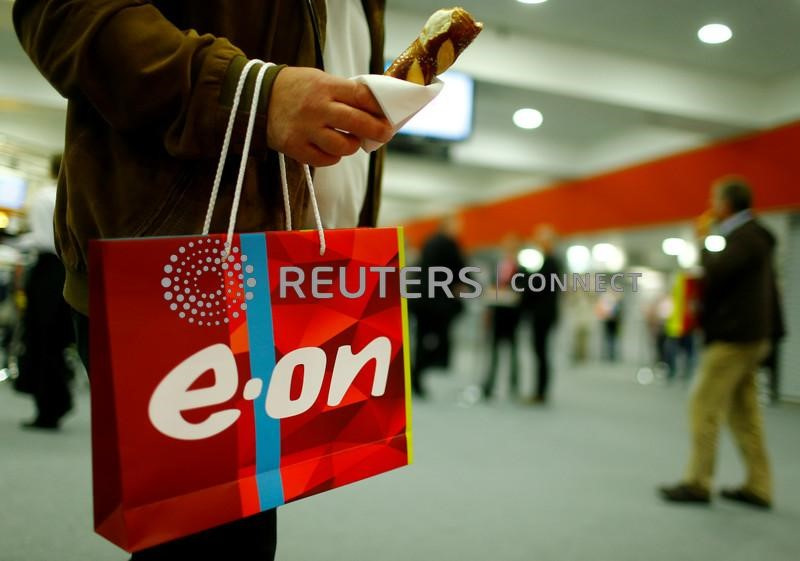 &copy; Reuters. Una borsa con il logo di E.ON durante l'assemblea generale degli azionisti del gruppo ad Essen, in Germania. 10 maggio 2017 REUTERS/Thilo Schmuelgen/File Photo