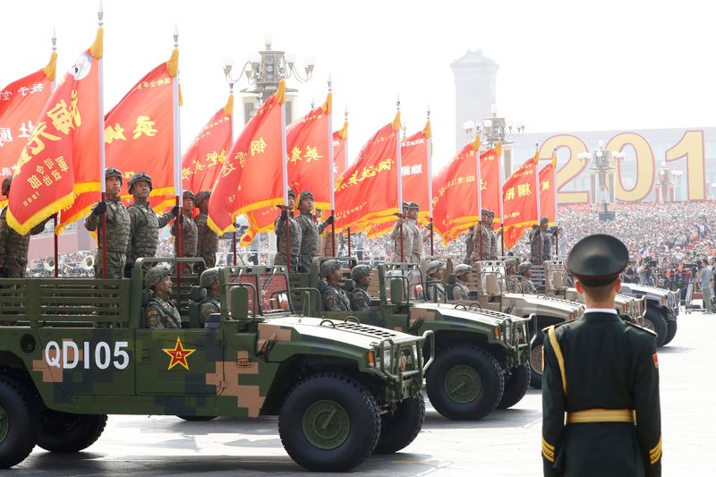 &copy; Reuters. Truppe cinese sfilano in parata per il 70esimo anniversario della nascita della Repubblica Popolare Cinese. Pechino, 1 ottobre 2019.  REUTERS/Thomas Peter