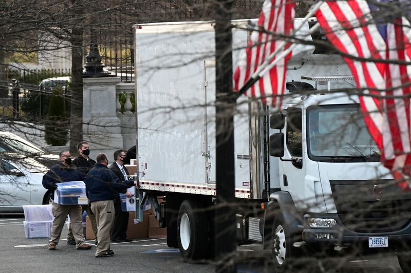 &copy; Reuters. FILE PHOTO: Workers move boxes from the Eisenhower Executive Office Building into a truck on the White House grounds, before the departure of U.S. President Donald Trump, in Washington, U.S., January 14, 2021. REUTERS/Erin Scott/File Photo