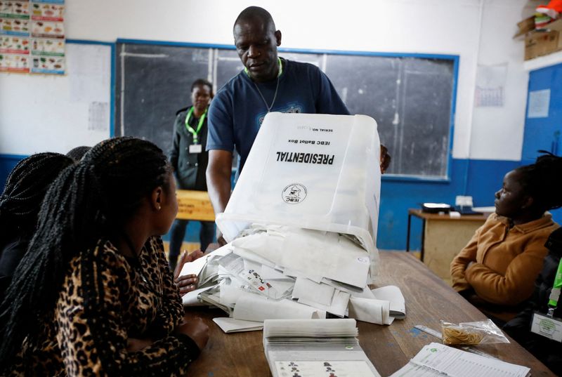 &copy; Reuters. L'élection présidentielle kényane s'annonce serrée avec des résultats préliminaires montrant les deux candidats à la succession du président Uhuru Kenyatta au coude à coude. /Photo prise le 9 août 2022/REUTERS/Monicah Mwangi