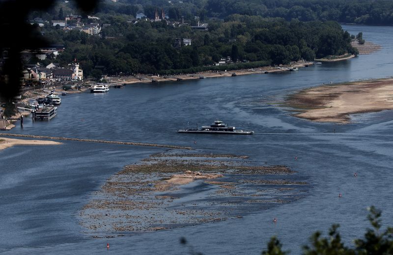 &copy; Reuters. Un barco navega por el Rin junto a partes visibles de su lecho en Bingen, Alemania, el 9 de agosto de 2022. REUTERS/Wolfgang Rattay