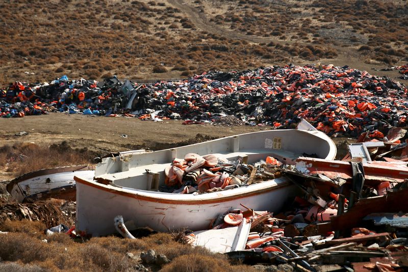 &copy; Reuters. Jusqu'à une cinquantaine de personnes sont portées disparues après le naufrage mercredi en mer Egée d'un bateau transportant des migrants, ont annoncé les autorités grecques. /Photo d'archives/REUTERS/Alkis Konstantinidis