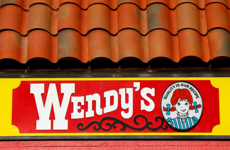 © Reuters. FILE PHOTO: A Wendy's sign and logo are shown at one of the company's restaurant in Encinitas, California May 10, 2016 .  REUTERS/Mike Blake/File Photo