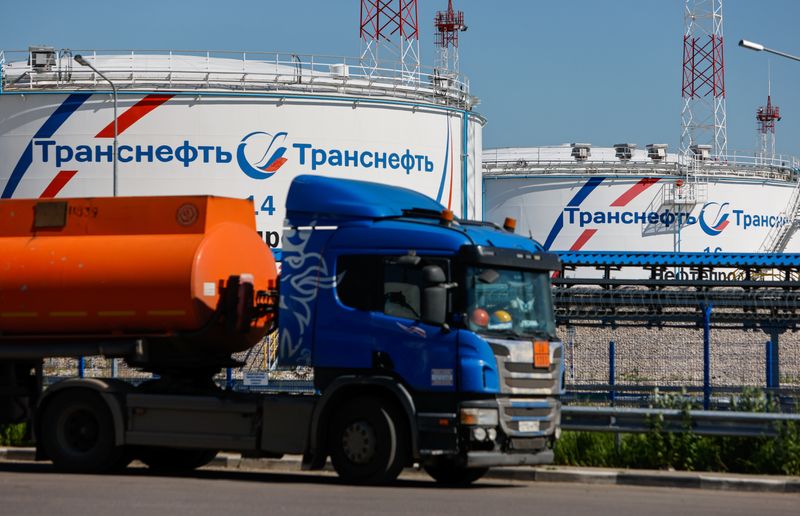&copy; Reuters. La société Transneft, qui a le monopole sur les oléoducs en Russie, a dit prévoir de reprendre mercredi le transit de pétrole via la branche sud de l'oléoduc Droujba à 16h, heure de Moscou (13h00 GMT), a rapporté l'agence de presse d'État russe R