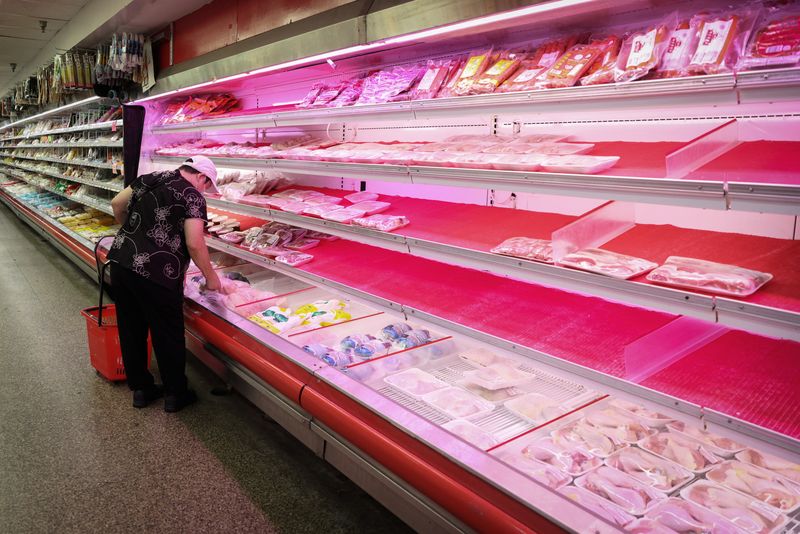 © Reuters. A person shops for meat in a supermarket in Manhattan, New York City, U.S., August 8, 2022. REUTERS/Andrew Kelly