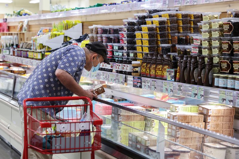 &copy; Reuters. Una persona mentre fa la spesa in un supermercato di Manhattan, con l'inflazione che incide sui prezzi al consumo, New York City, U.S., June 10, 2022. REUTERS/Andrew Kelly