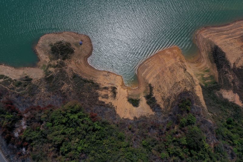 &copy; Reuters. Visão aérea de um reservatório da hidrelétrica de Furnas, no Brasil. REUTERS/Washington Alves