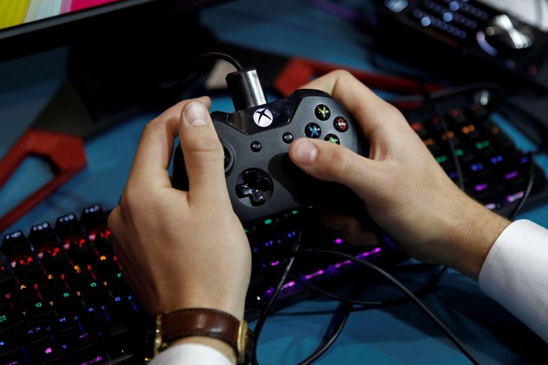 © Reuters. FILE PHOTO: An attendee uses a Microsoft Xbox One controller while playing a video game at the Paris Games Week, a trade fair for video games in Paris, France, October 29, 2019. REUTERS/Benoit Tessier/File Photo