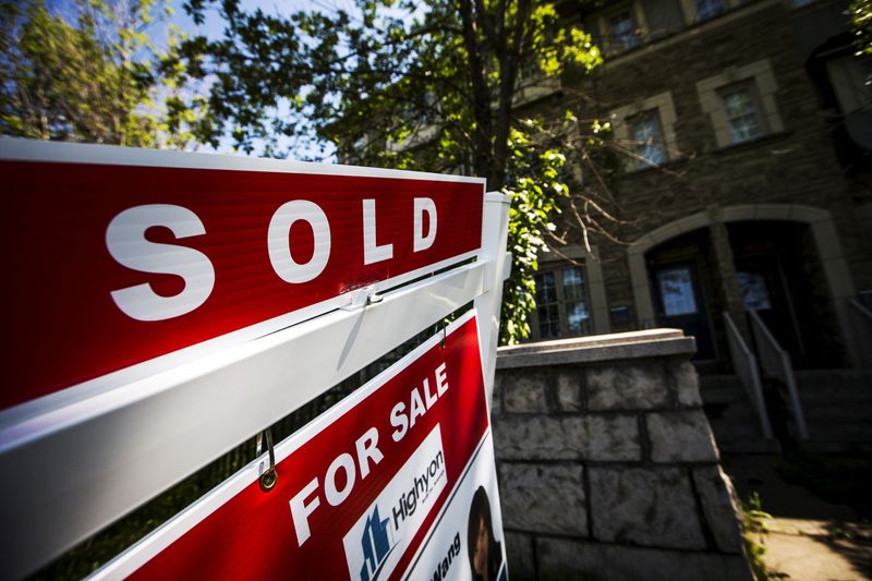 &copy; Reuters. FILE PHOTO: A "For Sale" sign stands in front of a home that has been sold in Toronto, Canada, June 29, 2015. REUTERS/Mark Blinch/File Photo