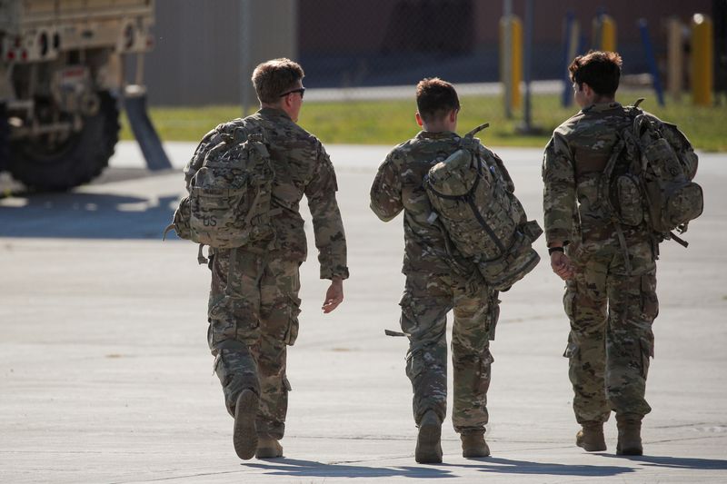 &copy; Reuters. جنود أمريكيون عائدون من أفغانستان في قاعدة بنيويورك - صورة من أرشيف رويترز.