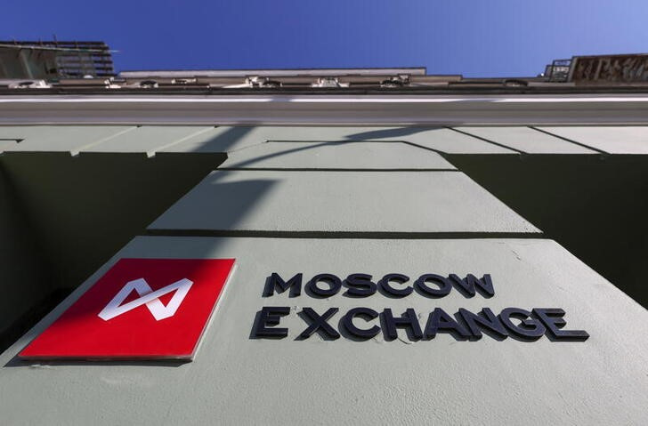 &copy; Reuters. モスクワ取引所は１０日、ロシアに対して制裁を科していない「友好国」の非居住者による債券の取引を１５日から認めると発表した。（２０２２年　ロイター／Maxim Shemetov）