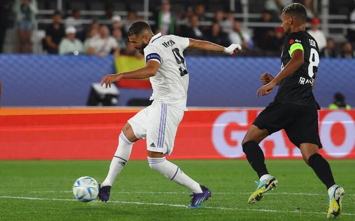 &copy; Reuters. Ago 10, 2022 
Foto del miércoles del delantero del Real Madrid Karim Benzema marcando en la final de la Supercopa de Europa 
 REUTERS/Kai Pfaffenbach